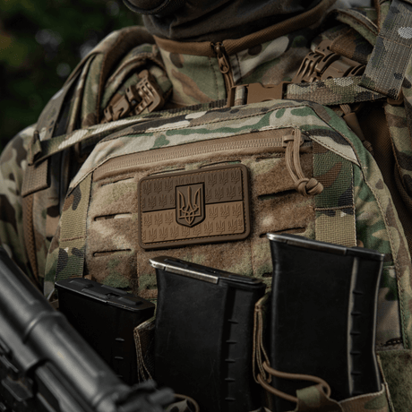 M-Tac Patch Ukraine Flag med vapensköld på kamouflageväst med 3D Trident-design, hållbar PVC morale-patch, perfekt för militärutrustning.