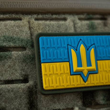 M-Tac patch Ukraine Flag med ZSU Trident PVC på militär utrustning, symboliserar ukrainsk arv och styrka, i PVC