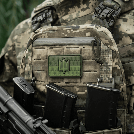 M-Tac patch Ukraine Flag med ZSU Trident PVC på kamouflageväst, symboliserar ukrainsk stolthet och självständighet