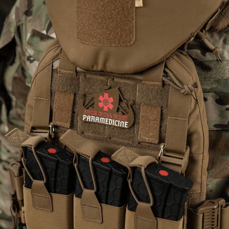 M-Tac Patch Viking Evac på taktisk väst, kamouflagebakgrund, innehåller paramedicinskt emblem.