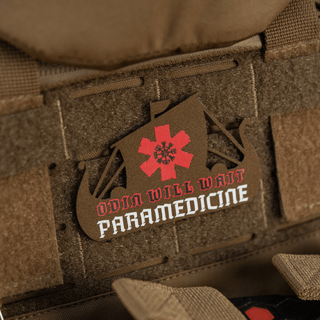 M-Tac Patch Viking Evac fäst på taktisk väst med Odin-motiv och paramedicintext.