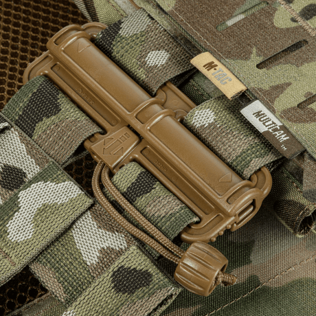 M-Tac Plate Carrier Cuirass Elite Gen.II nära, visar hållbara Duraflex snabblås i kamouflagedesign, tillverkad av slitstarkt Cordura 500D.