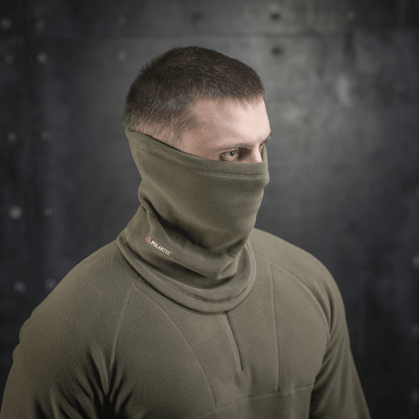 M-Tac Polartec Anatomic Tube Scarf på en person, viser multifunktionel brug som ansigtsmaske lavet af Polartec® Micro Series fleece.