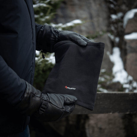 M-Tac Tube Scarf Polartec multifunktionelt halstørklæde i sort fleece, perfekt til udendørs aktiviteter i kolde årstider.
