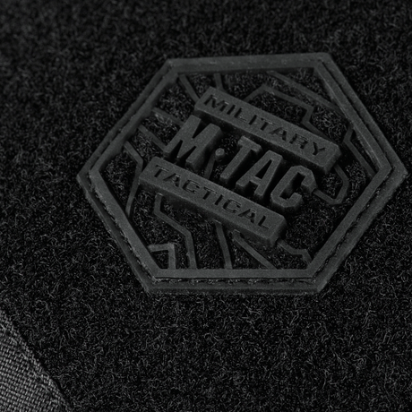 Närbild av M-Tac Sling pistolväska Elite Hex med Velcro i svart Cordura-tyg med militäremblem.