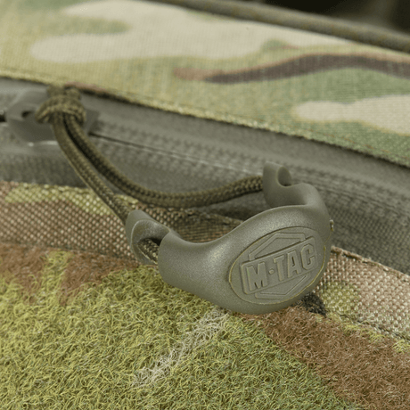 Detalj av M-Tac Sling pistolväska Elite Hex med Velcro visad med camouflagemönster och M-Tac-logotyp.