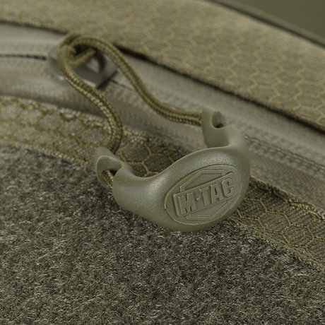 Detalj av M-Tac Sling pistolväska Elite Hex med Velcro, blixtlås och textilstruktur.