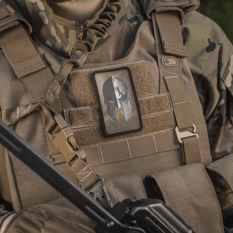 M-Tac Spartan Hjelm Patch på taktisk utrustning med vintage‑look, gjord av Cordura 500D, symboliserar mod, styrka och militär kraft.