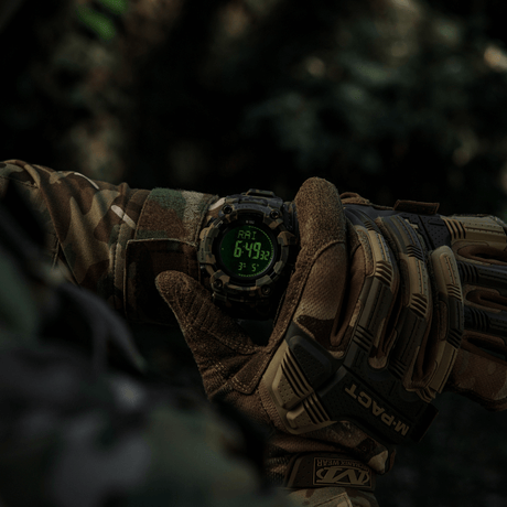 M-Tac Tactical Ur 2037 visad i camouflagedesign med funktioner för utomhusbruk, inklusive kompass och LED-bakgrundsbelysning.