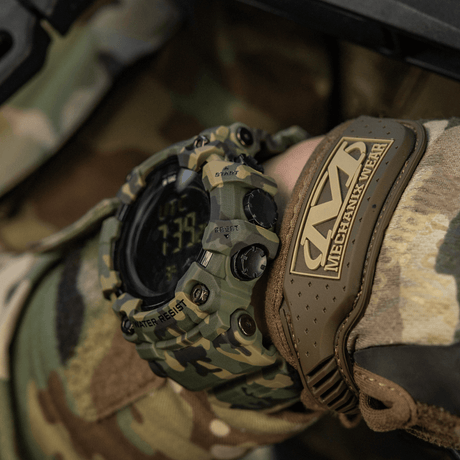 M-Tac Tactical Ur 2037 med camouflagedesign buren av en person i taktisk utrustning.