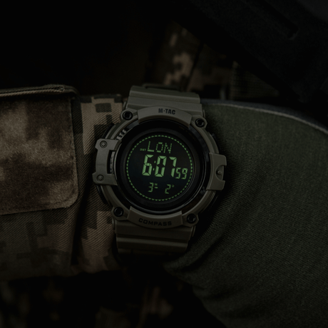 M-Tac Tactical Klocka med Kompass 2233 visar tid och kompass på grön LED-skärm, designad för robust taktisk och utomhusanvändning.