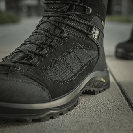 M-Tac Taktiska Demi-Season Stövlar Pro Line med slitstarkt suede, Cordura-textur och Vibram-sula för grepp och komfort.
