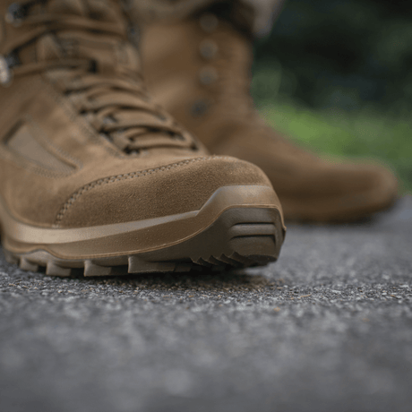 M-Tac taktiska sommarskor på hård terräng, lätta och hållbara, designade för varma dagar, tillverkade i läder och Cordura® mesh.