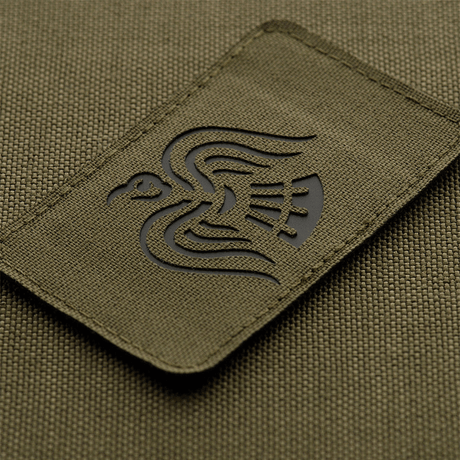 M-Tac Patch Ravneflag Laser Cut med svart korp på Cordura 500D-material, lämplig för uniform och taktisk utrustning, 80x50 mm med Velcro.