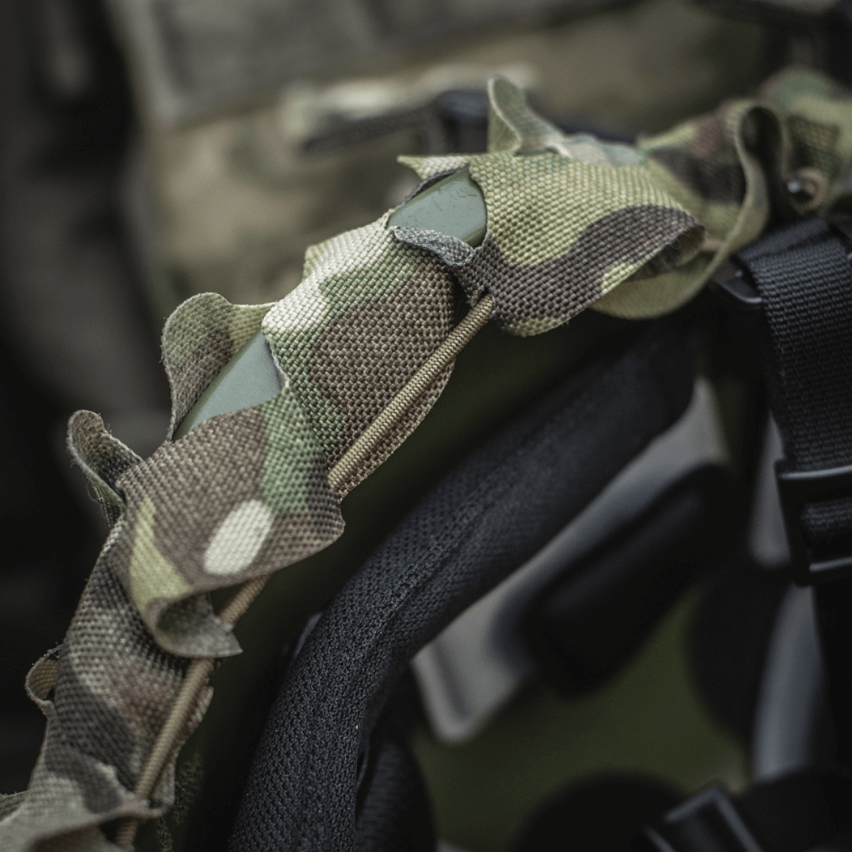 M‑Tac Vilha Hjelmcover Elite med MULTICAM-camouflage, designet til FAST hjelme, lavet af Cordura 500D og Laser Cut mesh for beskyttelse og skjul.