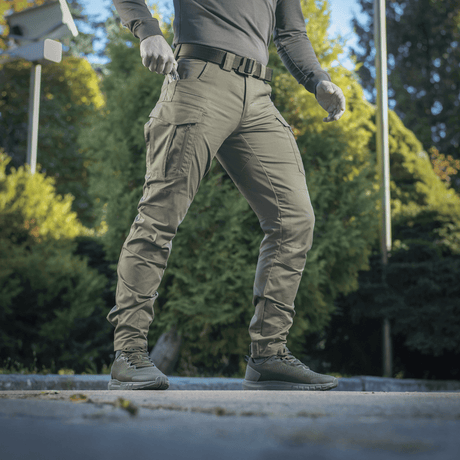 M-Tac Taktiske Bukser Patriot Gen. II Flex i naturmiljø, ideelle til træning og hverdagsbrug med praktiske sidelommer.