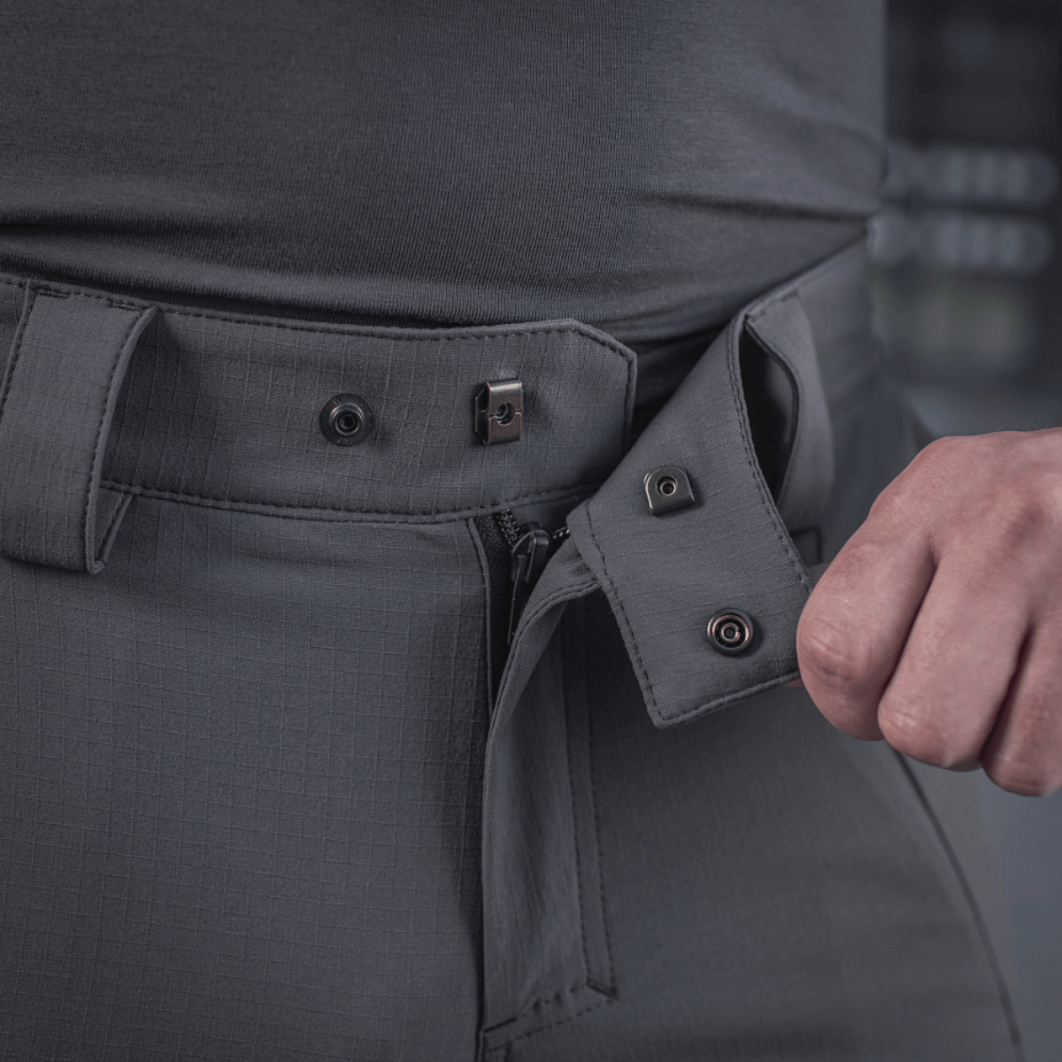 Nærbillede af M-Tac Bukser Sahara Flex Light, viser fleksibelt og åndbart stof med robust lynlås og knapdesign, perfekt til sommer.