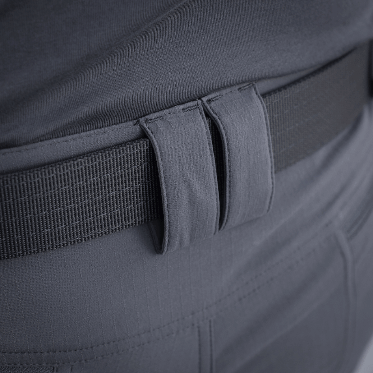 Nærbillede af M-Tac Bukser Sahara Flex Light med stærkt nylon og elastisk bælte, ideel til sommertøj og fri bevægelse.