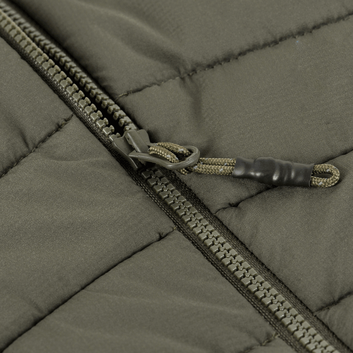 Nærbillede af lynlåsen på M-Tac Jarl Jakke, designet til at yde beskyttelse mod kulde med avanceret G-Loft-isolering.