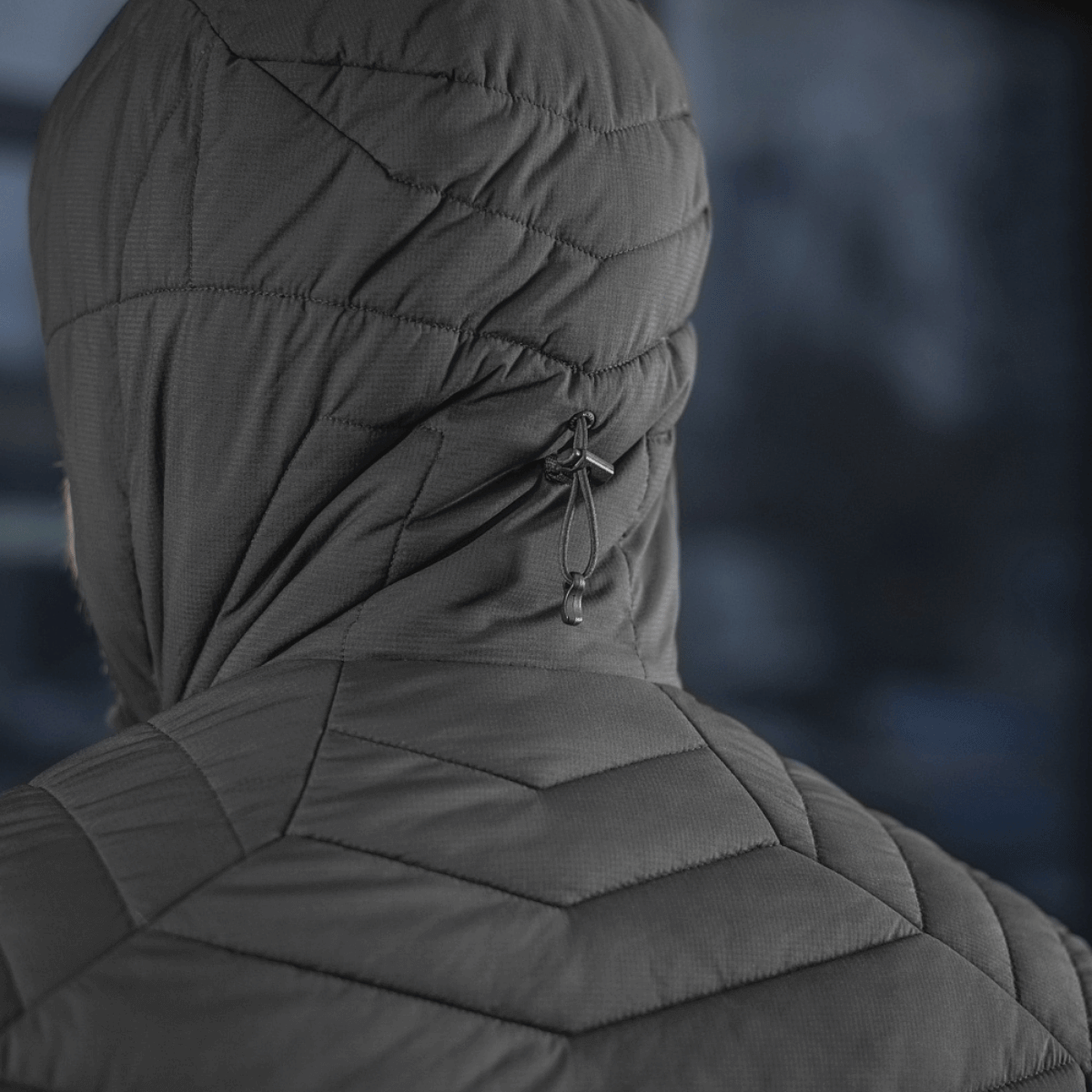 Nærbillede af M-Tac Jarl Jakke med åndbart Toray stretch nylon og G-Loft fyld for ultimativ komfort og varme.