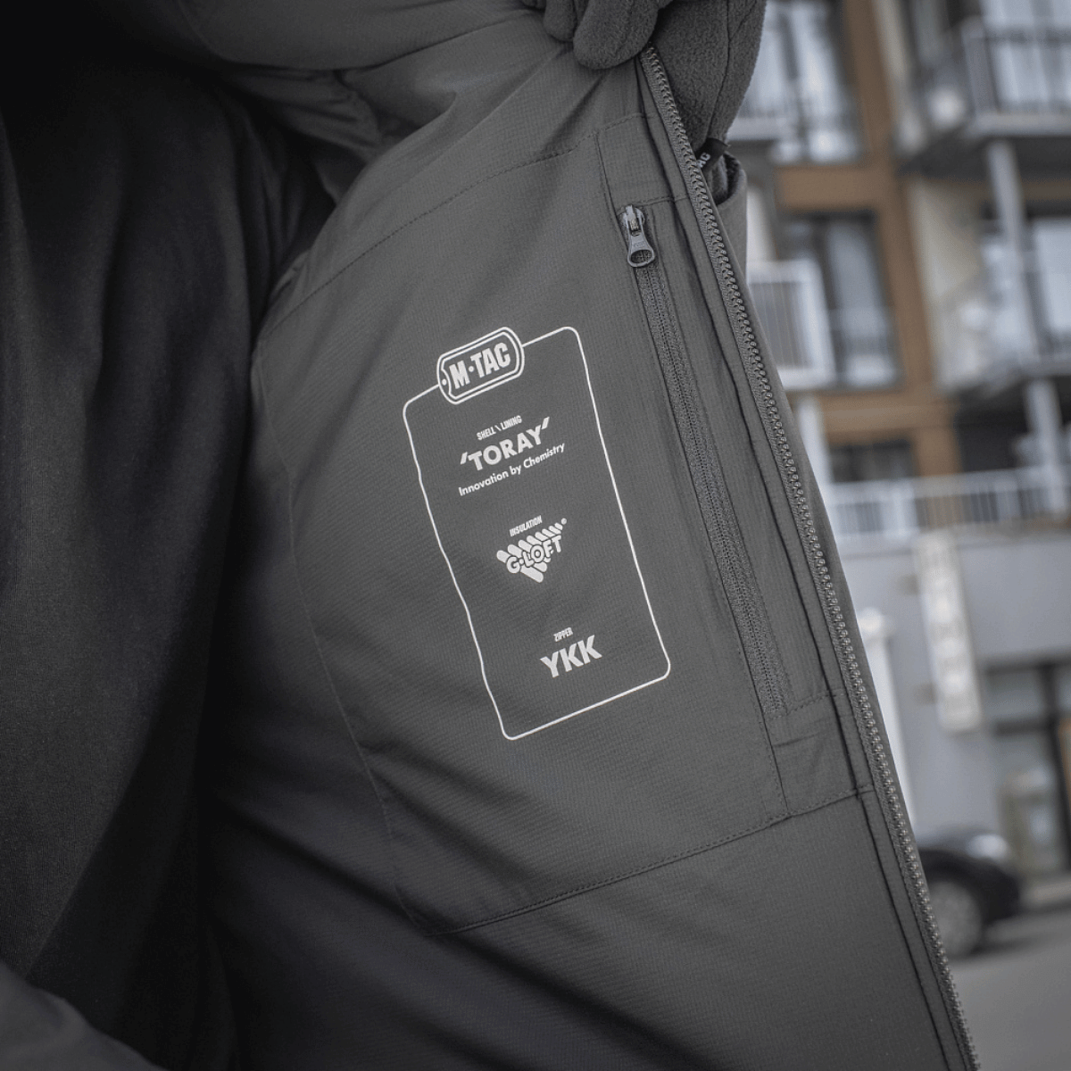 Detaljeret visning af M-Tac Paladin Jakke med Toray materiale og YKK lynlås, perfekt til temperaturer fra 0 til -15°C.