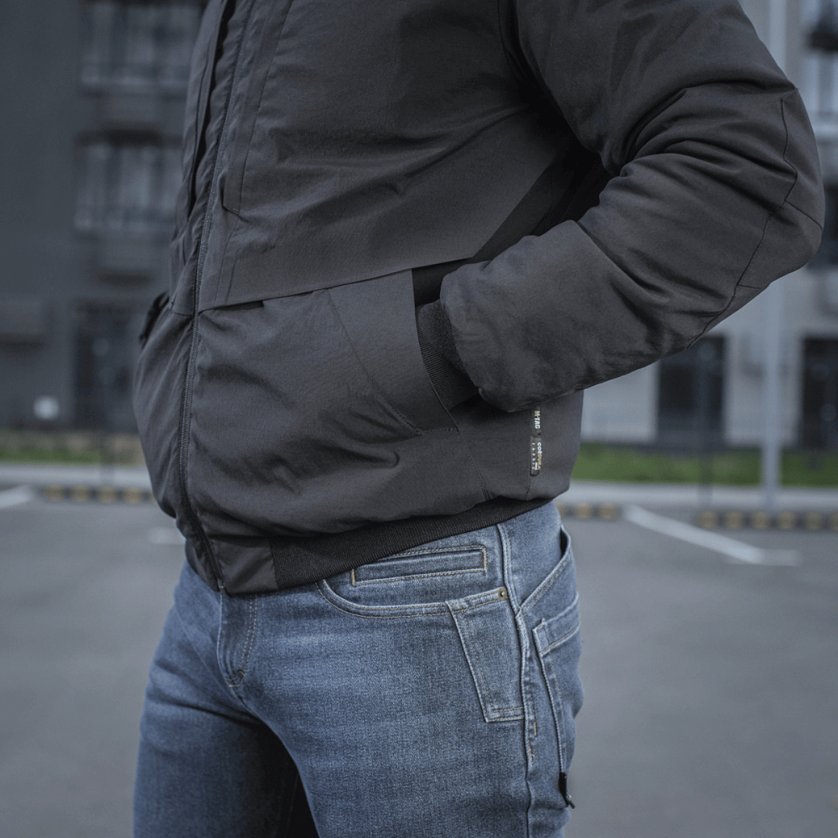 M-Tac Rubicon Jakke Gen. II i slidstærkt, vandafvisende Cordura-stof, perfekt til mellemsæson med innovativ G-Loft isolering. Stilren bomberjakke.