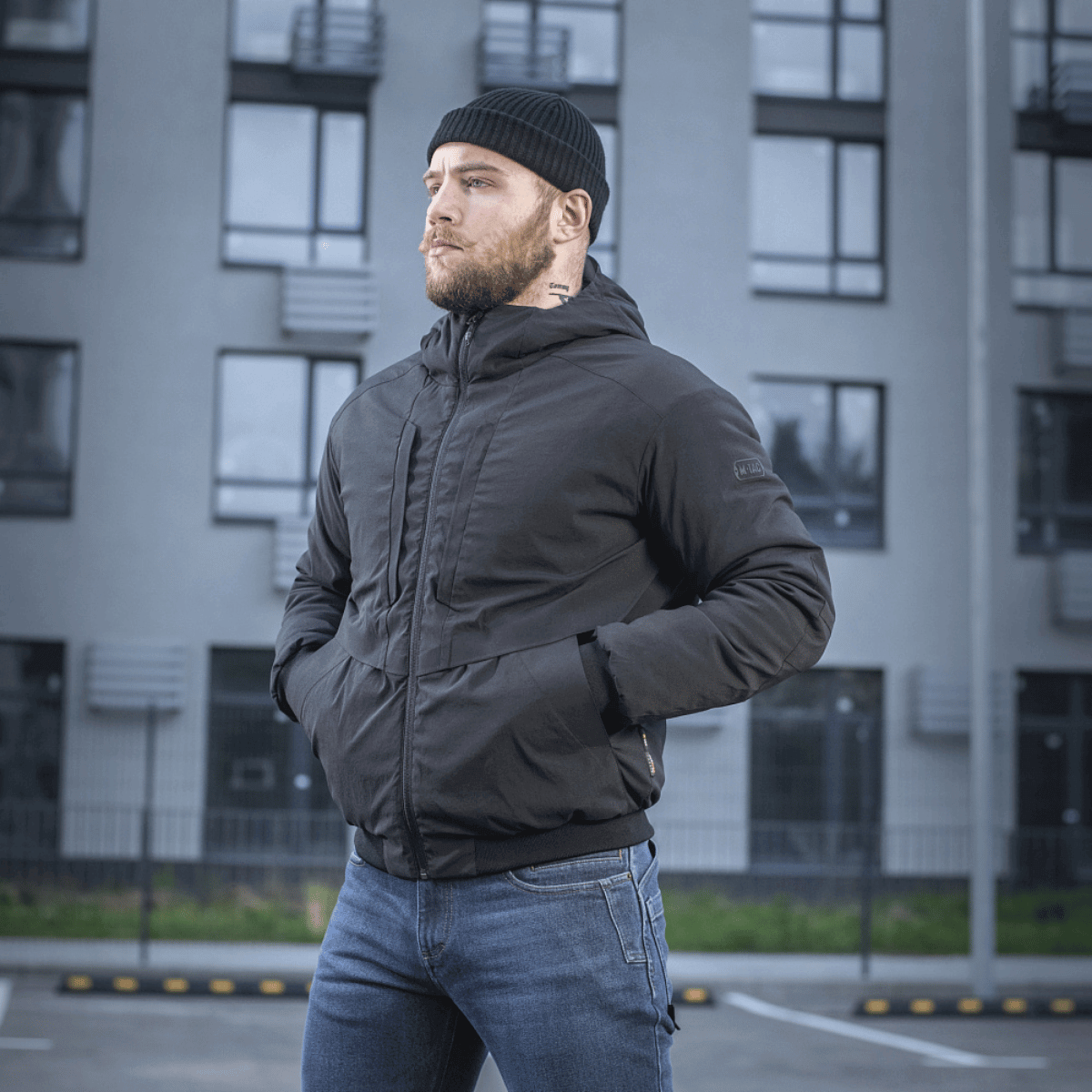 Mand iført M-Tac Rubicon Jakke Gen. II i urbant miljø, komfortabelt og stilfuldt design til mellemsæsonen.