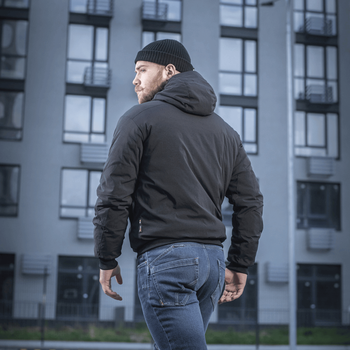 Mand iført M-Tac Rubicon Jakke Gen. II i bymiljø, viser jakkenes stil og funktionalitet.