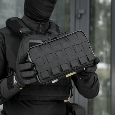 Svart M-Tac Admin Pouch Large Elite Gen.II i användning med robust Cordura, perfekt för förvaring av tablet och småsaker.