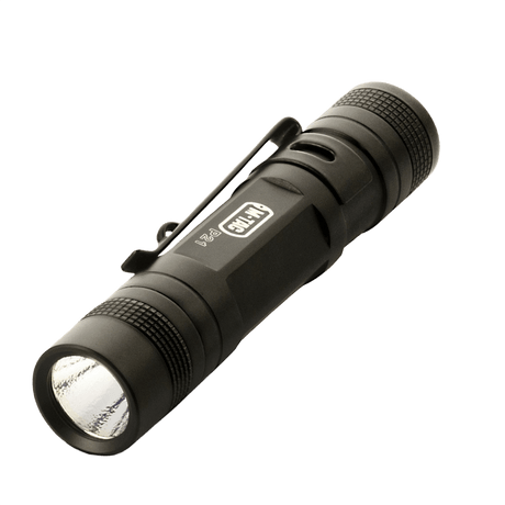M-Tac P21 kompakt LED-ficklampa i svart aluminium, idealisk för EDC-kit och outdoor, drivs av AA-batteri.