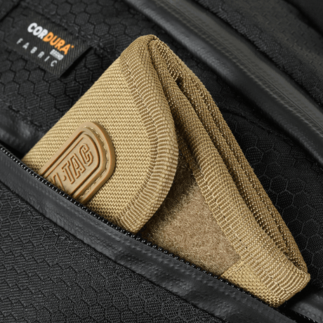 Detalj av M-Tac Sphaera Hex Hardsling Bag Large Elite med beige plånbok i CORDURA®-foder.