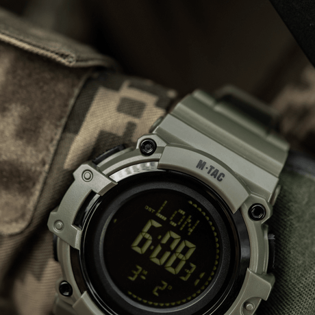 M-Tac Tactical Klocka med Kompass 2233 i robust design med LED-bakgrundsbelysning, idealisk för friluft och taktisk användning.