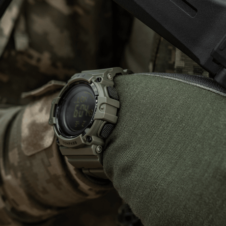 M-Tac Tactical Klocka med Kompass 2233 i urban design, idealisk för friluft och taktisk användning, med LED-bakgrundsbelysning och kompass.