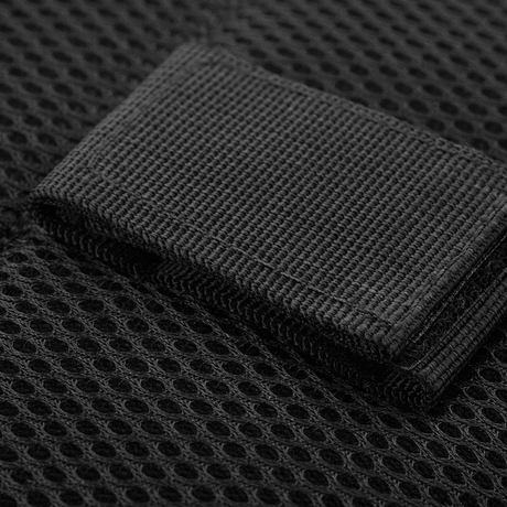 Detalj av M-Tac Urban Line City Patrol Fastex väska med svart mesh-design och hållbart 600D polyester.