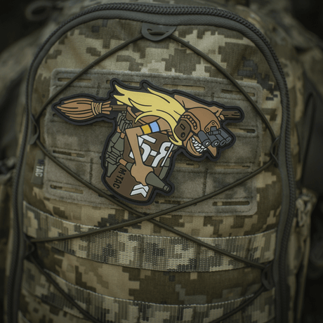 M‑Tac Patch Baba-Yaga Horizontal på camo-ryggsäck, med 3D-design av Baba Yaga med nattkikare och granater. PVC-material, 9x13,5 cm.