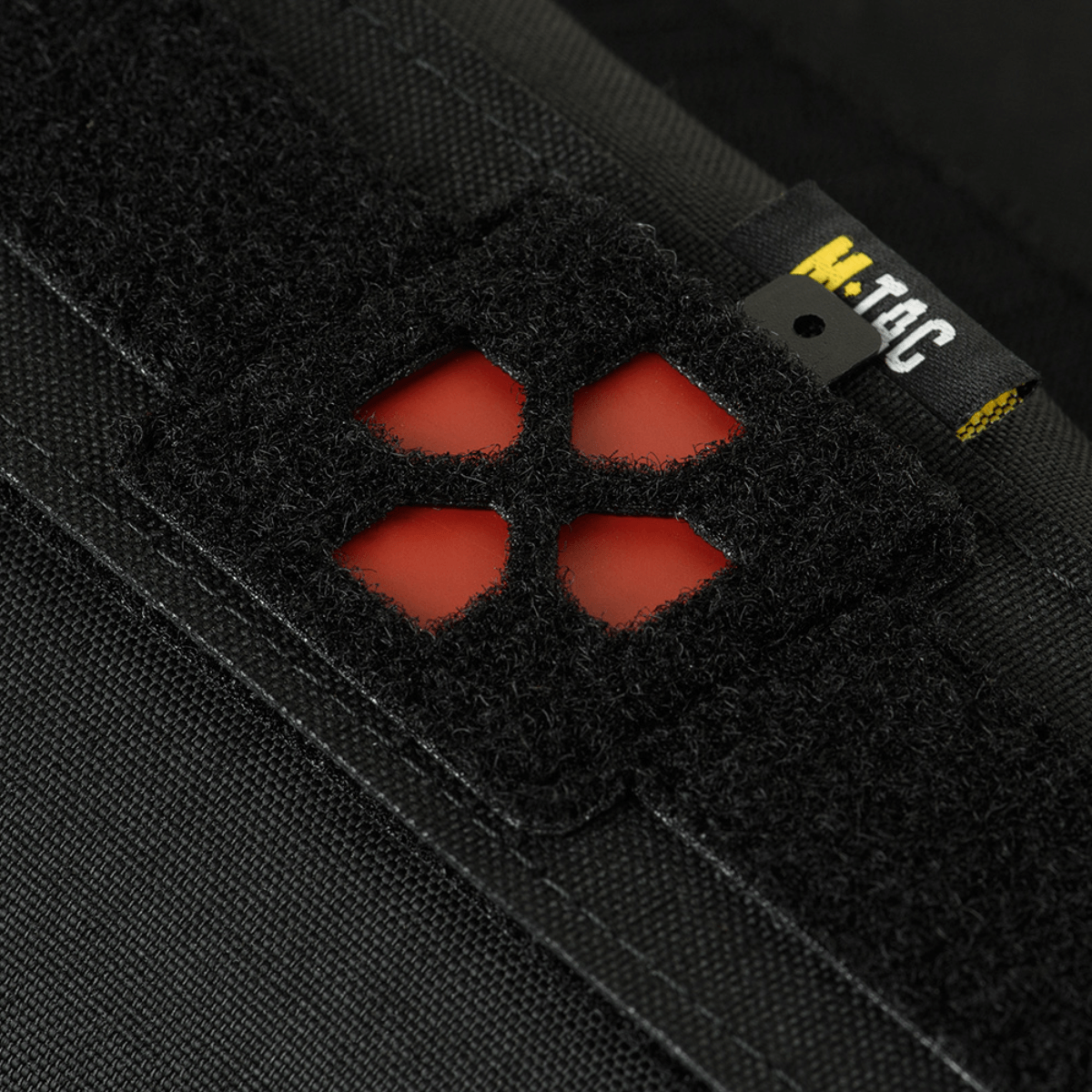 Nærbillede af M-Tac Horizontal Medical Pouch ROLL Elite med velcro lukning i holdbart Cordura materiale.