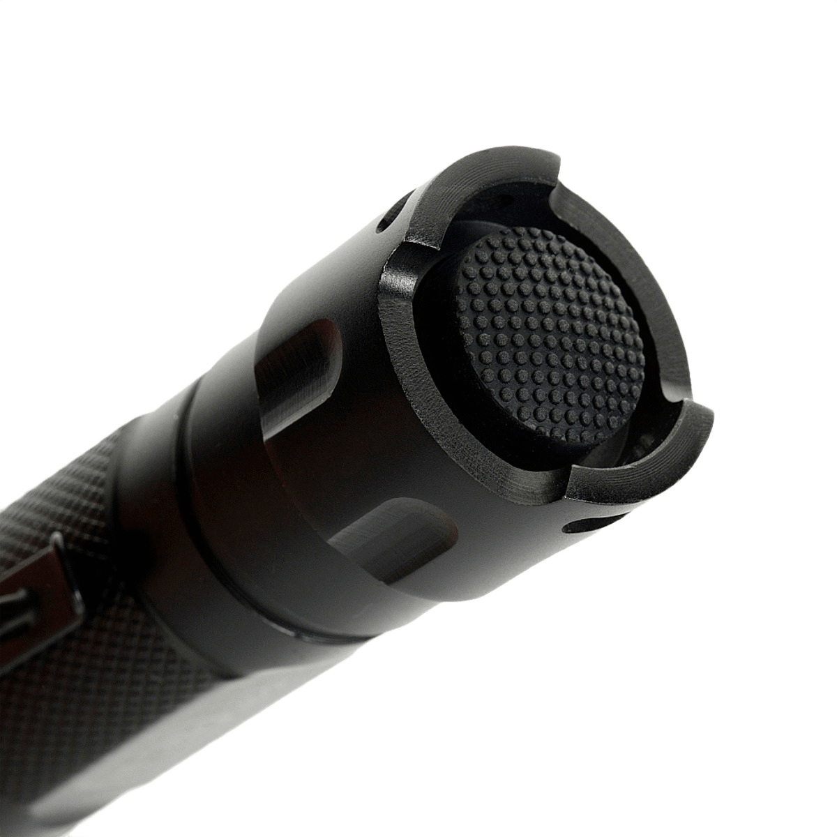 Detaljebillede af M-Tac Lommelygte M22-C med fokuseret LED-lys og stærkt aluminiumdesign, perfekt til taktisk brug og udendørs aktiviteter.