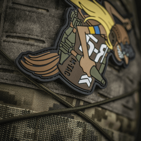 M‑Tac Patch Baba-Yaga Vertical på kamouflagebakgrund, inspirerad av ukrainska UAV-operatörer, med GPNVG-18 och PG-7M granater.