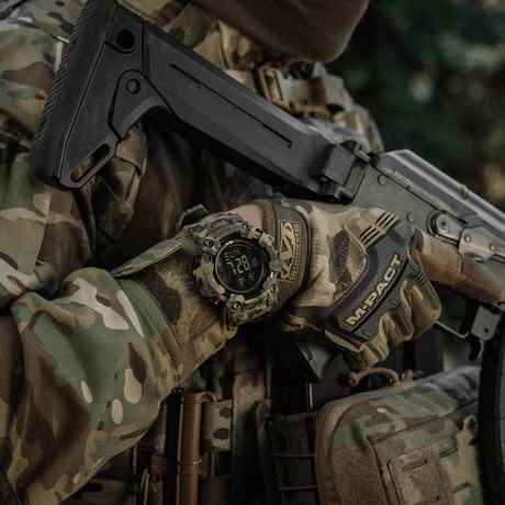 M-Tac Tactical Ur 2037 bärs av person i camo med taktisk utrustning och skjutvapen.