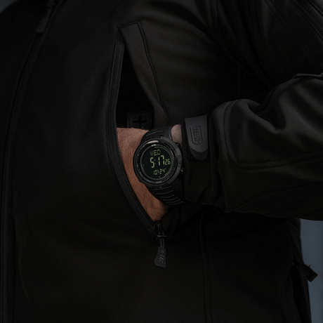 M-Tac Tactical Ur 2147 i bruk, kombinerar robust design med praktiska funktioner som kompass och LED-bakgrundsbelysning.