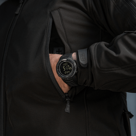 Person som bär M-Tac Tactical Ur 2147, robust design med LED-bakgrundsbelysning, idealisk för utomhus och dagliga aktiviteter.