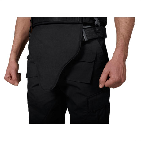 Anorak Niobium® Groin Protector I fäst vid svart väst för skydd mot skjutvapen och spetsiga vapen.
