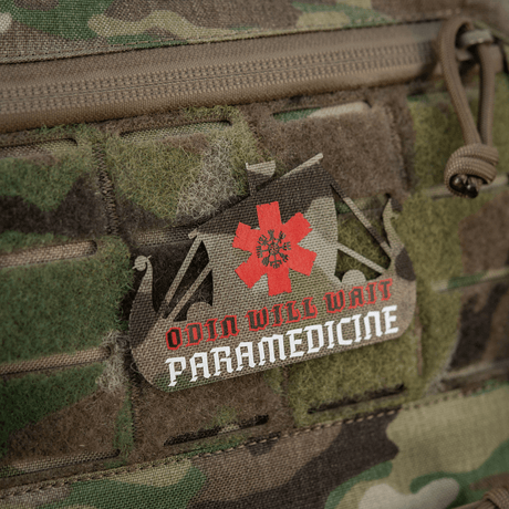 M-Tac Patch Viking Evac med vikingaskepp och "Odin Will Wait Paramedicine"-text mot kamouflagebakgrund.