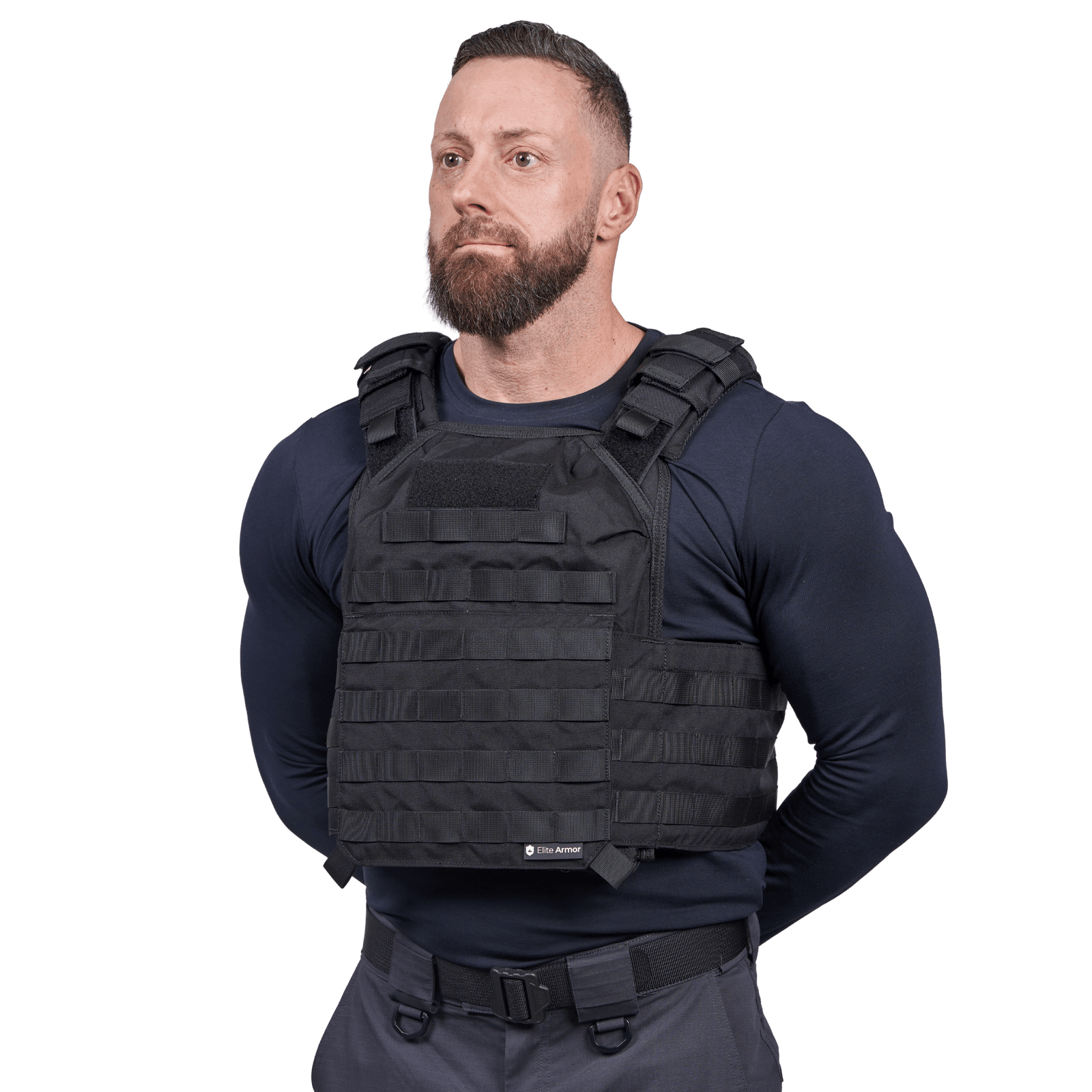 Mand iført Elite Armor Plate Carrier i farven sort, set forfra i vinkel