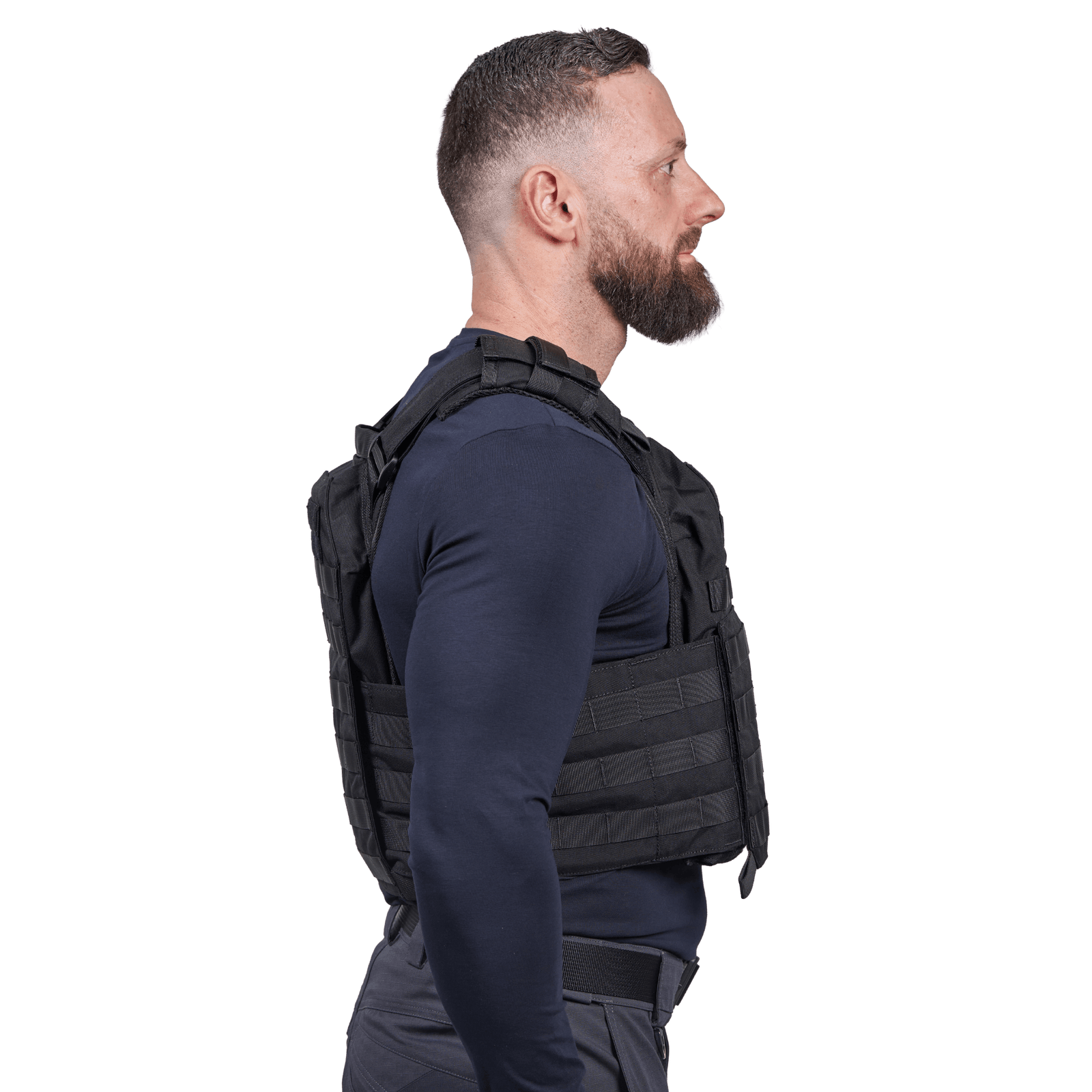 Mand iført Elite Armor Plate Carrier i sort, set i profil fra siden