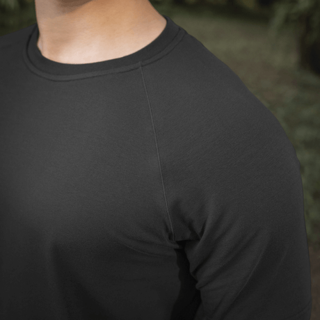 M-Tac Raglan T-Shirt 93/7 i sort, visende detaljer af raglanærmer og rund skulderform. Komfortabel og elastisk bomuld-elastan blanding.