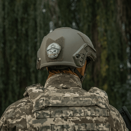 M-Tac Patch Emoji #4 med 3D-effekt monterad på en taktisk hjälm med camouflagbakgrund. Rolig morale patch för utrustning.