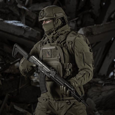 Taktisk soldat i stridsuniform med gevär i ruiner.