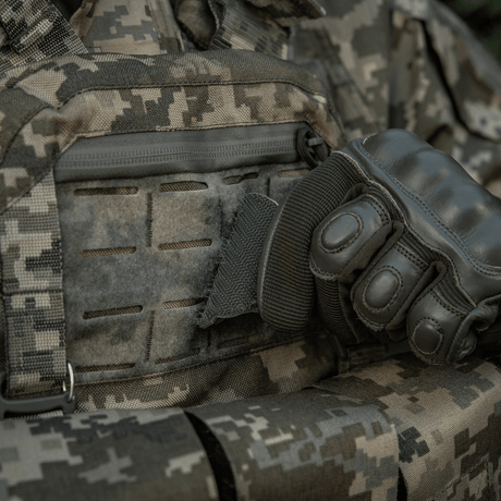 Kamouflageutrustning med militärhandskar, visar M-Tac Patch Emoji #20 redo att användas. Taktisk utrustning med Velcro-fäste.