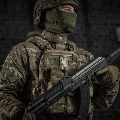 Soldat i kamouflageuniform med M-Tac Patch Bad Boy (Broderi) på västen, utrustad med stormgevär, symboliserar styrka och mod.